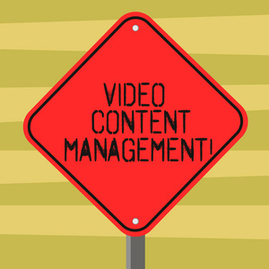 顯示視頻內容管理的文本符號。個人的概念照片評估是對產品的回應, 在彩色紙照片上充滿飲料的飲料杯的頂觀